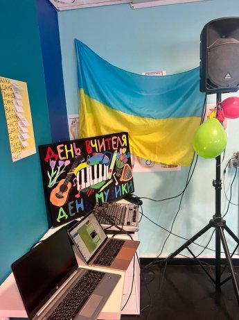 Учні з України вітають українських та польських вчителів з професійним святом — фото 1