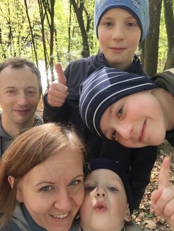 Працюють, ходять на мітинги, волонтерять: Як живе багатодітна родина українських біженців у Нідерландах — фото 1