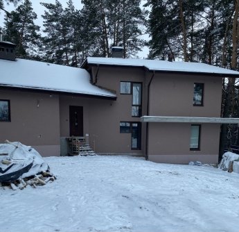 «Мечтаем вернуться и отстроить наш дом» – история семьи беженцев из Киевщины, дом которой разбомбил российский снаряд — фото 1