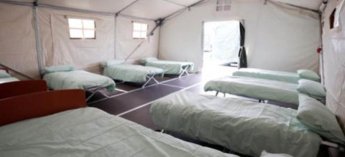 В Ирландии украинских беженцев начали размещать в палаточном городке на военной базе — фото 1