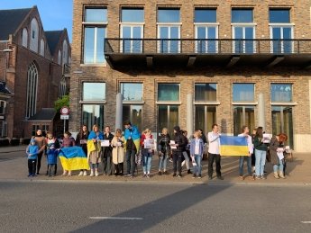 Працюють, ходять на мітинги, волонтерять: Як живе багатодітна родина українських біженців у Нідерландах — фото 3