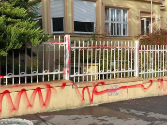 Посольство України в Празі облили червоною фарбою — фото 1