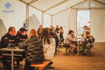 На кордоні з Польщею встановили мобільні пункти обігріву для біженців з їжею та інтернетом — фото 1