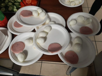 Украинцы жалуются на условия в варшавском центре для беженцев — фото 2