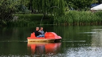 Польща вигнала та ще й забанила українця, який виловив легендарного сома - велетня у Варшаві — фото 1