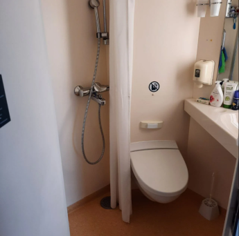 Рік у каюті. Як живеться українським біженцям на лайнері в Шотландії — фото 1