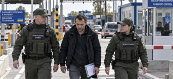 Прикордонники супроводжують чоловіка