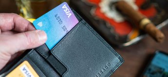 Нацбанк запровадив обмеження на розрахунок валютними картками за кордоном