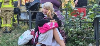 Жінка на вулиці Києва після обстрілу РФ
