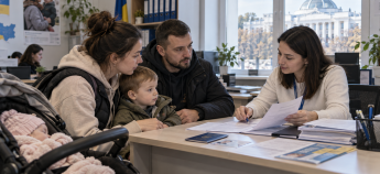 Сім'я ВПО у державному офісі