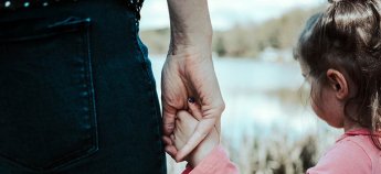 Як усиновити дитину, евакуйовану за кордон: особливості процедури