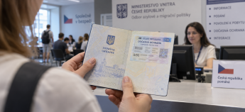 Український паспорт у чеському офісі міграції