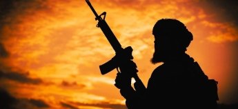 Солдат ЗСУ з автоматом на фронті