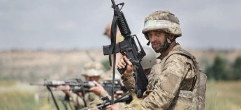 Піхотинець ЗСУ з автоматом