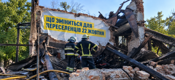 Пожежники ДСНС біля зруйнованої будівлі