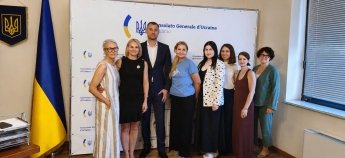Генконсул України в Мілані Володимир Ворона та активістки