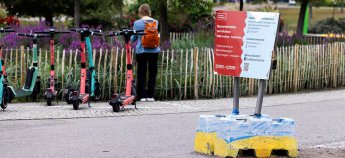 У Гельсінкі бетонні обмежувачі розмальовують у кольори українського прапора, але подобається це не всім