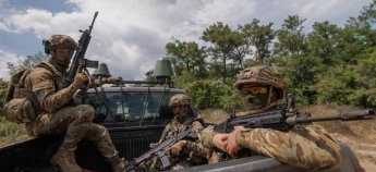 Воїни ЗСУ у пікапі
