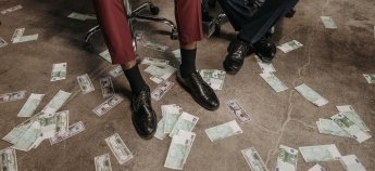 Долари та євро на підлозі