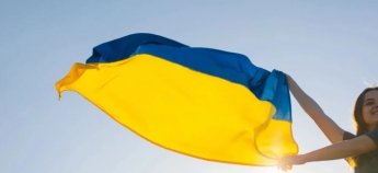 Прапор України в руках дівчинки
