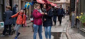 Як живе багатодітна сім'я біженців у Швеції