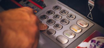 Зняти гроші у банкоматі в Польщі стає дорожче