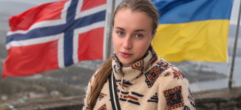 Катерина Станіславська на фоні прапорів України та Норвегії
