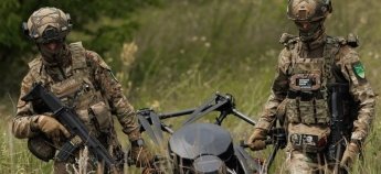 Два бійця ЗСУ з важкою технікою