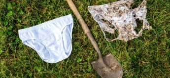 Труси та лопата на газоні