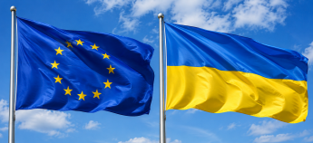 Прапори ЄС та України в небі