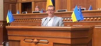 Голова Спецкомісії ВР з питань захисту ВПО Павло Фролов на трибуні парламенту