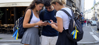 Українці в Парижі прокладають маршрут на смартфонах