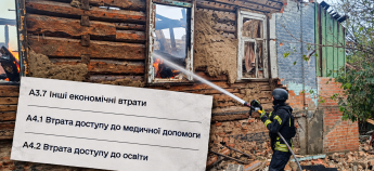 Пожежник гасить зруйнований будинок