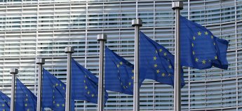 Єврокомісія вивчає рішення Угорщини позбавити соцвиплат деяких українських біженців