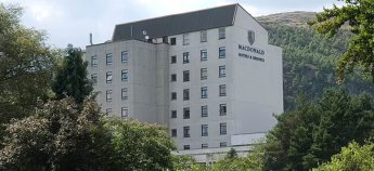 Директора готелю у Шотландії звільнили після скарг українців