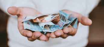 Українці за кордоном перестають пересилати гроші в Україну