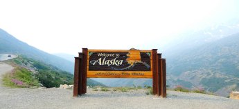 Українські біженці прибувають на Аляску