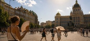 Дівчина з віялом на площі у Празі