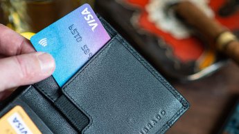 Нацбанк запровадив обмеження на розрахунок валютними картками за кордоном