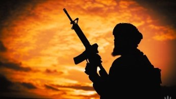 Солдат ЗСУ з автоматом на фронті