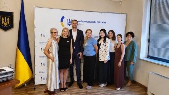 Генконсул України в Мілані Володимир Ворона та активістки