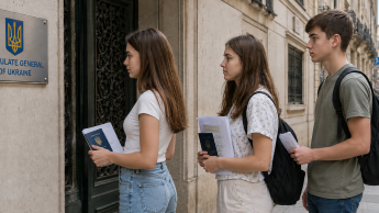 Підлітки у черзі до Генерального консульства України