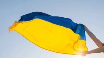 Прапор України в руках дівчинки