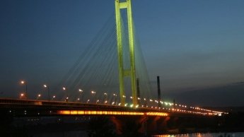 Міст через Дніпро у Києві