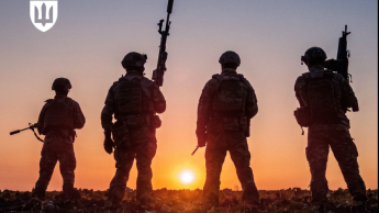 Четверо бійців ЗСУ на фоні сходу Сонця