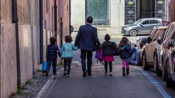Як українцям за кордоном захистити своїх дітей від поліції  та настирливих соціальних служб