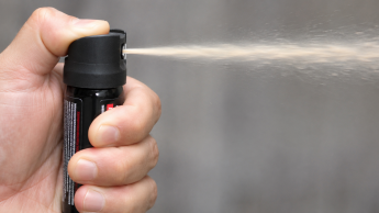 рука натискає на газовий балончик