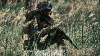Боєць ЗСУ на позиції