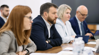Деніс Улютін на перемовинах з