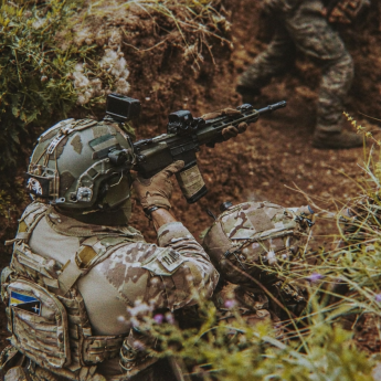 Бійці корпусу Азов атакують ворога